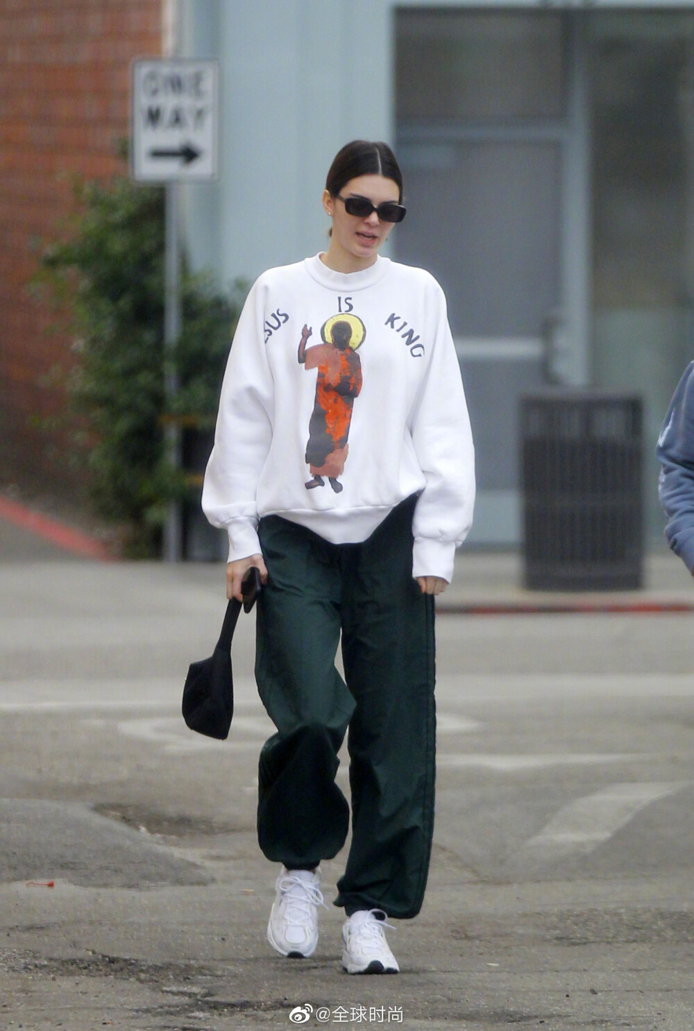 #Kendall Jenner# 近日私服街拍，少见的卫衣长裤休闲装，果然好身材是挡不住的，肉肉也是挡不住的～