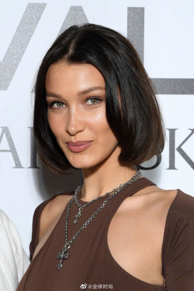 #Bella Hadid# 近期造型，黑色皮衣真空上阵，绿色镂空马甲搭配工装裤，中分披发小露香肩，全都美的没话说～