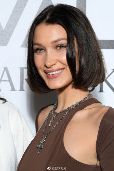 #Bella Hadid# 近期造型，黑色皮衣真空上阵，绿色镂空马甲搭配工装裤，中分披发小露香肩，全都美的没话说～