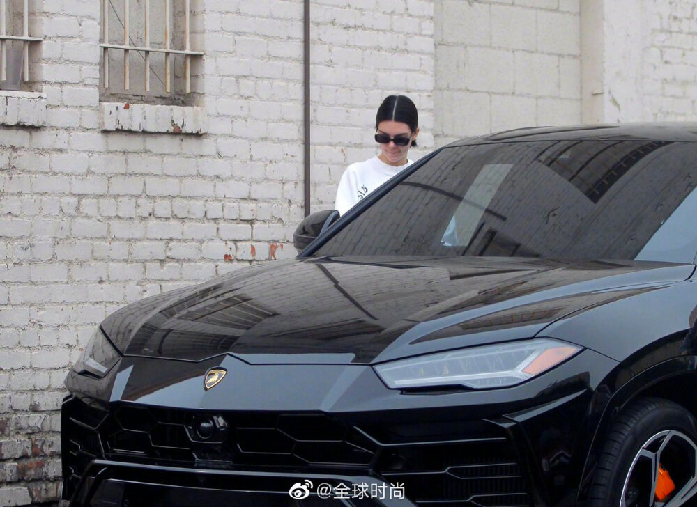 #Kendall Jenner# 近日私服街拍，少见的卫衣长裤休闲装，果然好身材是挡不住的，肉肉也是挡不住的～