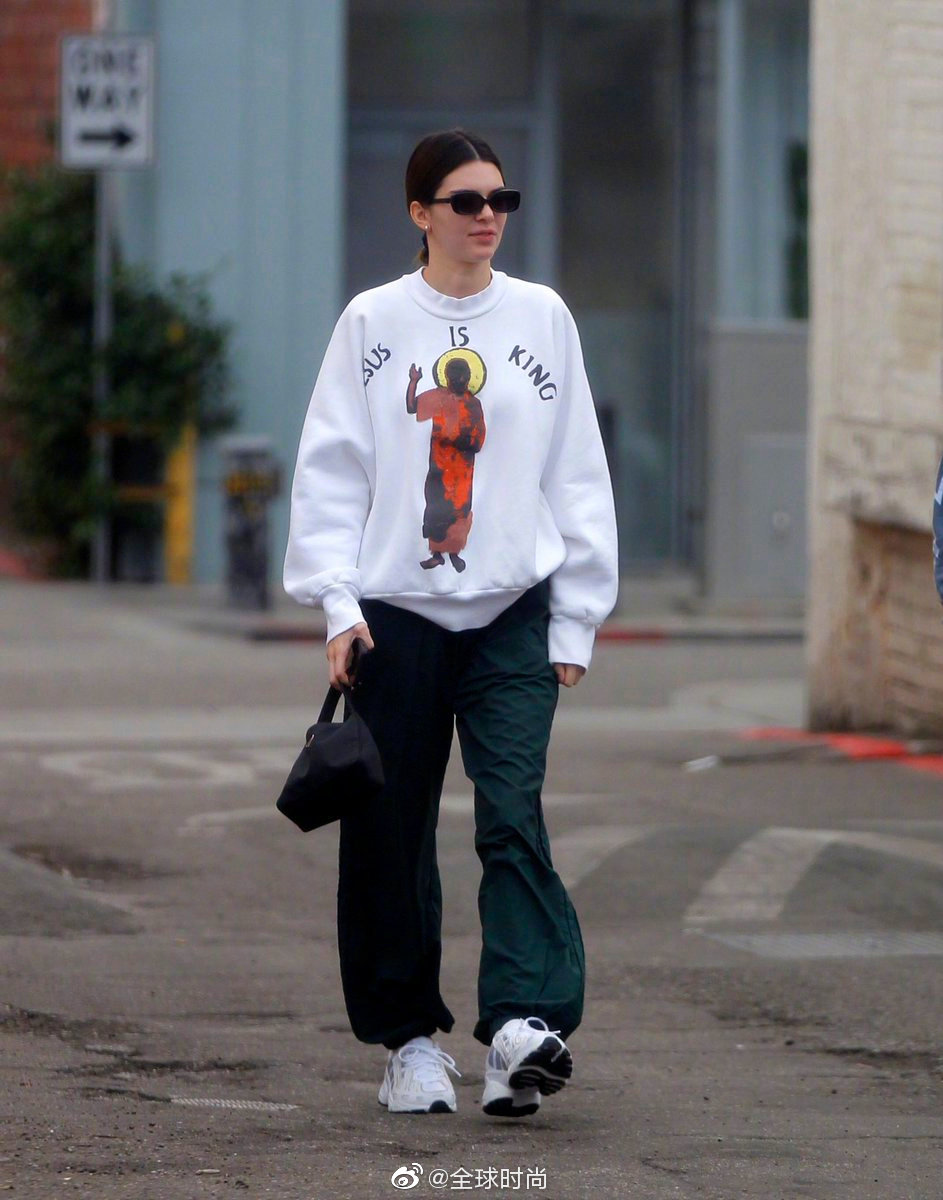 #Kendall Jenner# 近日私服街拍，少见的卫衣长裤休闲装，果然好身材是挡不住的，肉肉也是挡不住的～