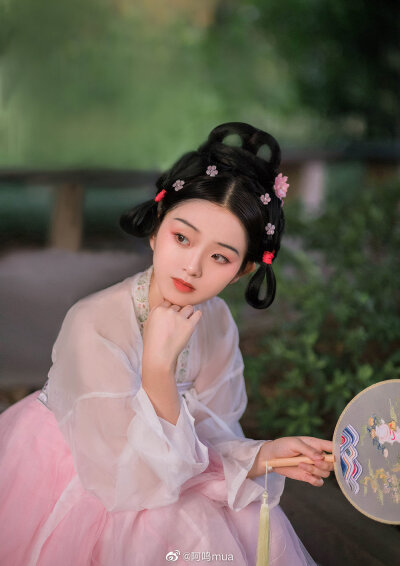 “小芙蓉，香旖旎，碧玉堂深清似水。”
cr@阿鸣mua
#重庆汉服摄影##重庆约拍##重庆少女约拍# ​