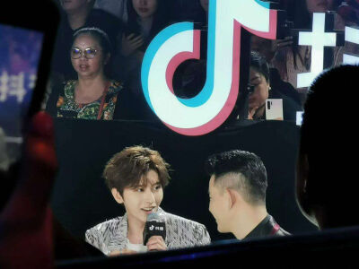 蔡徐坤
江苏跨年舞台