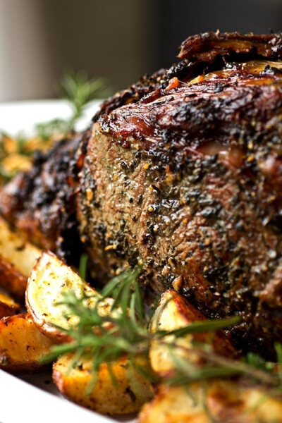 [［料理］ 香草蒜味慢烤牛肋排佐奶油第戎芥末酱之圣诞家宴] 原料：1. 买大块牛肋排（3根一起）2. 4瓣蒜／3根迷迭香／3根百里香／稍许荷兰芹／1汤匙海盐／1汤匙黑胡椒／1茶匙第戎芥末酱／半杯橄榄油（可以适当加入室…