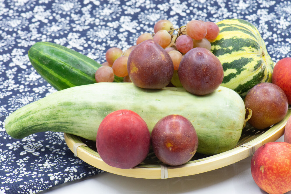 水果 植物 成熟的 果实 收获 甜的 酸的 美味 食物 食品 食材 有机食品 绿色食品 健康食品 营养 膳食纤维 维生素 彩色 鲜艳 香 甜蜜 分享 脆瓜 甜瓜 李子 葡萄 西瓜 桃 油桃 水蜜桃 绿色 紫色 红色 黑色 青色 抗氧化 白色背景 容器 竹器 蓝底白花布 绿叶 树叶
