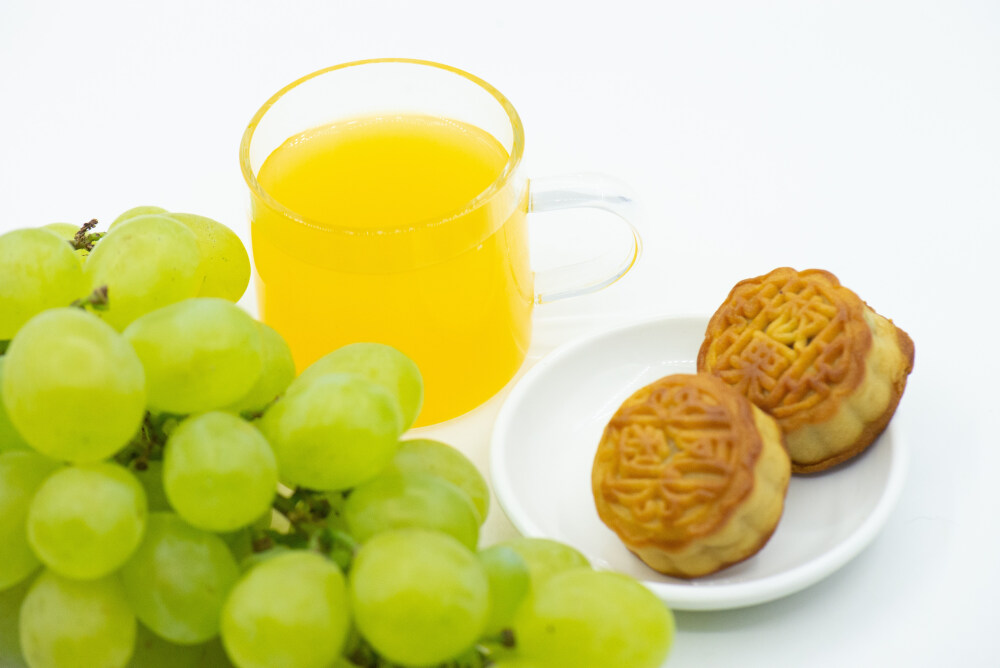 早餐 月饼 丰收饼 团圆饼 面点 馅料 中式糕点 中式点心 中秋节 中国节日 传统节日 八月十五 农历 团圆 团聚 赏月 烤 烘焙 甜点 食物 食品 美食 美味 文化 膳食 饮食 点心 文字 酥皮点心 蟠桃 桃 葡萄 无花果 水果 绿色 营养 膳食纤维 果汁 饮料 饮品 甜 白色背景 白瓷碟 玻璃杯
