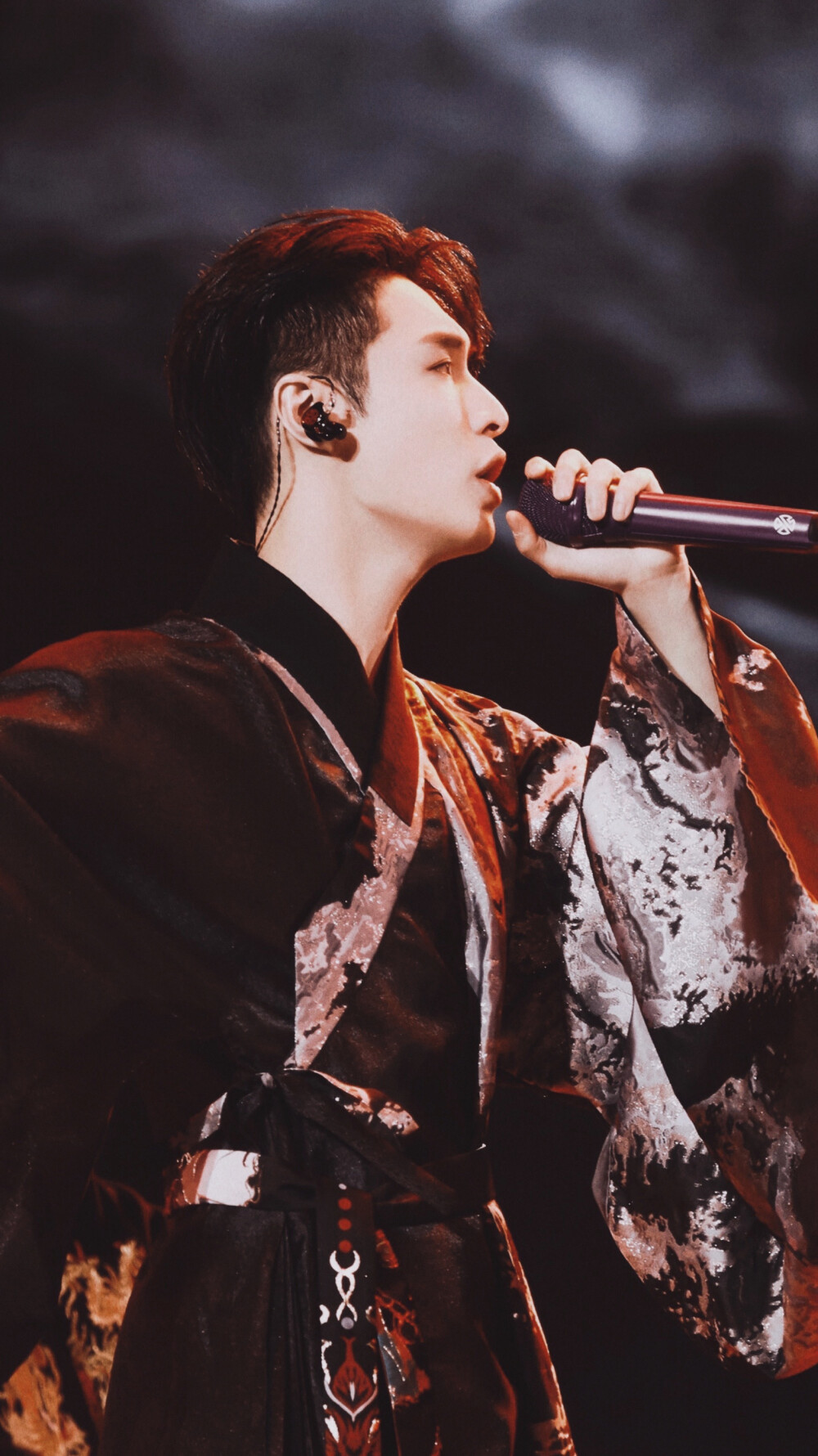 张艺兴汉服造型张艺兴身着一袭汉服柔情演绎霸王别姬期待今晚期待