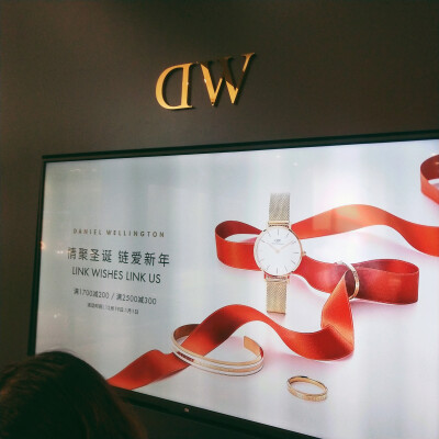 平价款戒指来喽
Daniel Wellington
DW手表做得挺好，戒指也照旧了手表的简约高贵之气
特别是这款双色对戒
在玫瑰金的戒指上嵌了两条白边 简约时尚
价格也相较于卡地亚一些大牌平价了不少
喜欢可以入手哟