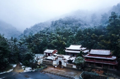 履带阶前雪，衣无寺外尘。却嫌山翠好，诗客往来频。-----韦庄#最美古诗词# #诗词#