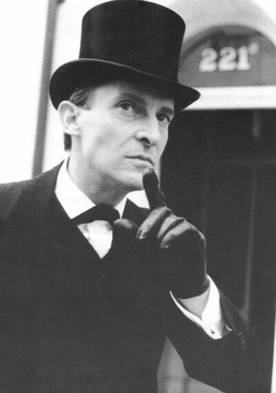  杰里米·布雷特（Jeremy Brett
一位颇具天赋的英国演员，40年的演艺生涯中饰演过众多角色，尤其是塑造了大侦探福尔摩斯的形象，获得了广大观众的喜爱，被认为是最权威的福尔摩斯扮演者。演出期间Jeremy Brett时…