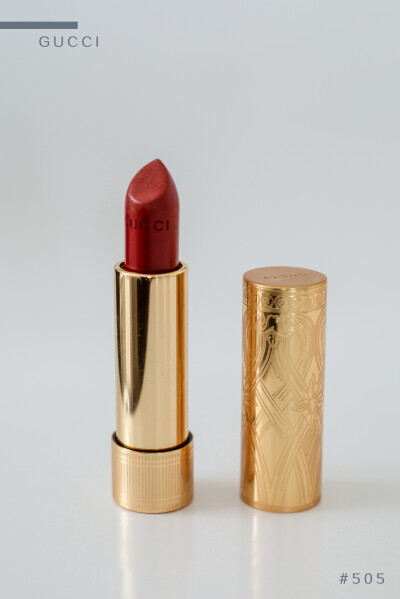 可盐可甜的小烟熏妆Eye shadow：Pat Mcgrath（Mother ship）Lip：Gucci（金管505）用深色眼影打造全包式外眼线，觉得日常妆容太过寡淡可以试试这个方法，配上Gucci金管505整个妆容更显性感成熟，不同口红的搭配打造…