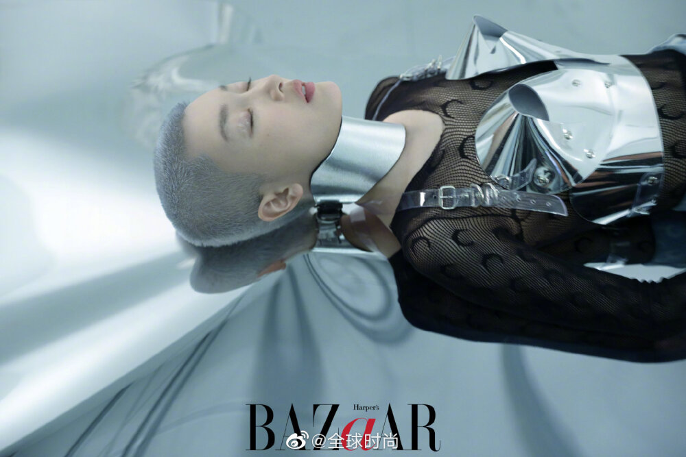 #周冬雨未来感大片# 周冬雨登《miniBAZAAR》一月刊封面，银灰色寸头和银色主题场景，较为夸张的饰品及妆发，充满未来感的造型，冬雨这次的表现力很棒！