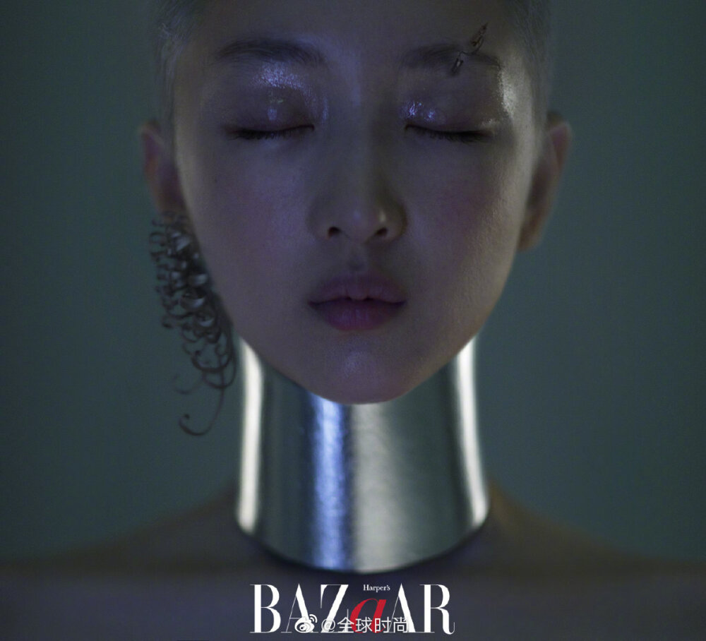 #周冬雨未来感大片# 周冬雨登《miniBAZAAR》一月刊封面，银灰色寸头和银色主题场景，较为夸张的饰品及妆发，充满未来感的造型，冬雨这次的表现力很棒！