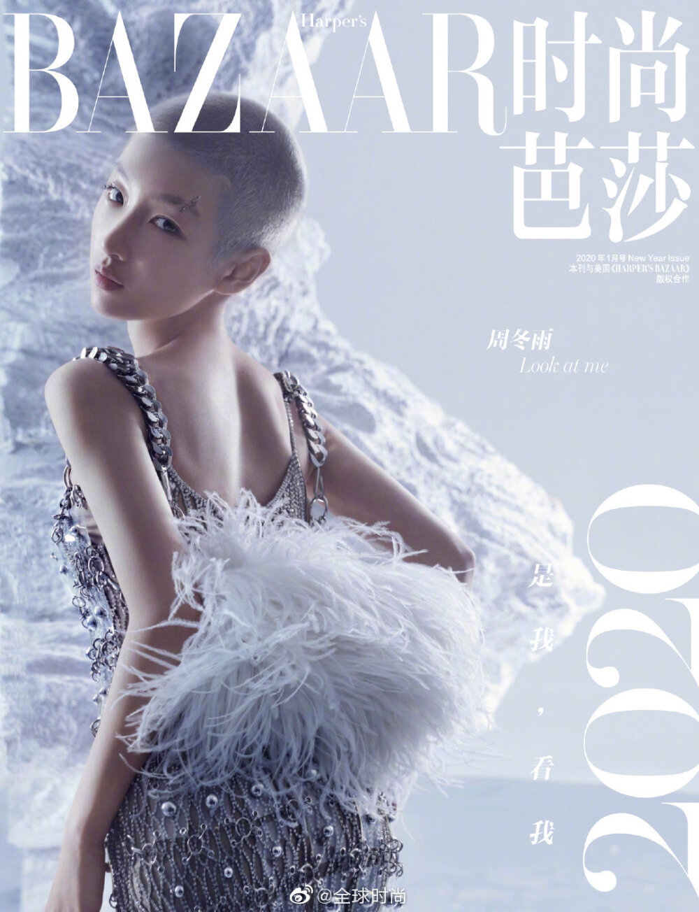 #周冬雨未来感大片# 周冬雨登《miniBAZAAR》一月刊封面，银灰色寸头和银色主题场景，较为夸张的饰品及妆发，充满未来感的造型，冬雨这次的表现力很棒！