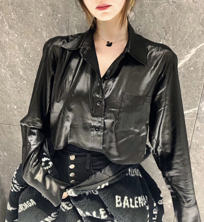 黑酷女孩穿搭分享
外套：巴黎世家balenciaga 满印logo 羔羊毛廓形外套很宽很大 穿起来炒鸡okkkk的！！ 大外套什么时候都不会错！！
衬衫：亚历山大•王 Alexander Wang亮面衬衫 太喜欢了 短款小衬衫
裤子：jbrand高…