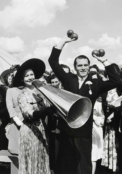 at a charity event in Roehampton, May 1949.
–Photographed by Larry Burrows. 
#Vivien·Leigh#