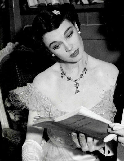 in costume for The Doctor’s Dilemma, 1941
#Vivien·Leigh# ???