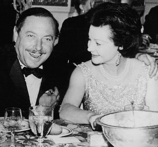 with Tennessee Williams
–attending a fundraiser for the Festival dei Due Mondi at the Plaza Hotel, New York City, 1962
#Vivien·Leigh#