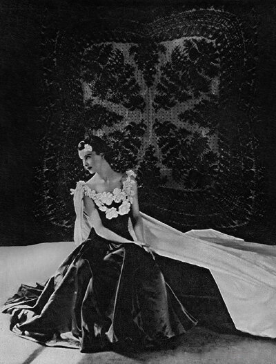 models the "Dame Aux Camelias" evening gown by Norman Hartnell.
－Photographed by Helen Macgregor for Britannia and Eve, 1935
#Vivien·Leigh# ​​