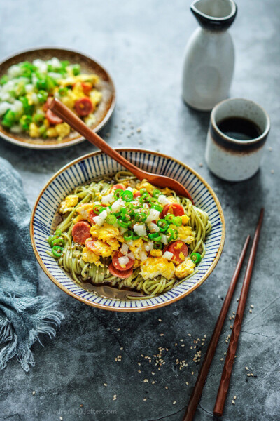 热汤鸡蛋香肠菠菜面