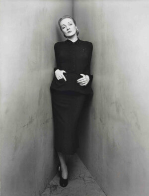 欧文•佩恩作为《Vogue》元老级的摄影师，最爱用镜头把模特“逼”在夹角里。在逼仄的空间中，黑白的色调下，人物的灵魂无所遁形。无论是恃才傲物的达利，还是现代艺术的领航者杜尚，抑或是风光无限的温莎公爵夫人，都在佩恩的镜头下展现出了不一样的一面。 ​​​