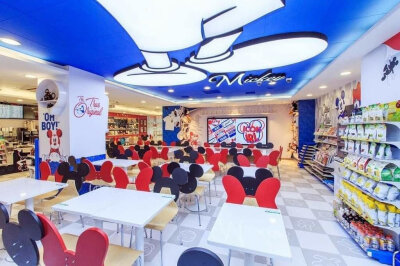 哇哇！台北一家Mickey Mouse主题的7-11便利商店哦！店内外皆以以红、蓝、白色为主，无论是天花板、墙壁、地板、桌椅都找到米奇的踪影哦，好像走进了迪士尼乐园酱，好可爱啊，怎能不去打卡呢～