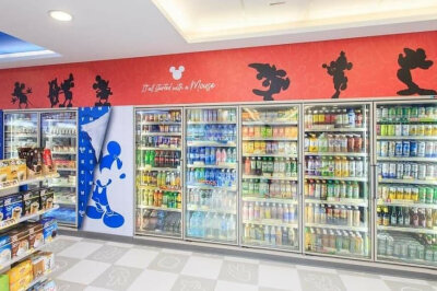 哇哇！台北一家Mickey Mouse主题的7-11便利商店哦！店内外皆以以红、蓝、白色为主，无论是天花板、墙壁、地板、桌椅都找到米奇的踪影哦，好像走进了迪士尼乐园酱，好可爱啊，怎能不去打卡呢～