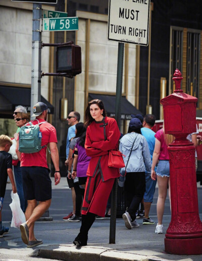 Elle Italia December 2019 “Vedo Rosso”主题
模特：Hilary Rhoda
摄影 : Michael Sanders
[weibo@小象王国]