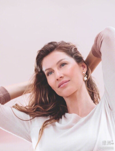 #吉赛尔邦辰#Gisele Bundchen 全新DIOR广告大片，超完美的肌肤状态，仪态神情也不减当年，吉娘娘不愧是天神！ 绿洲