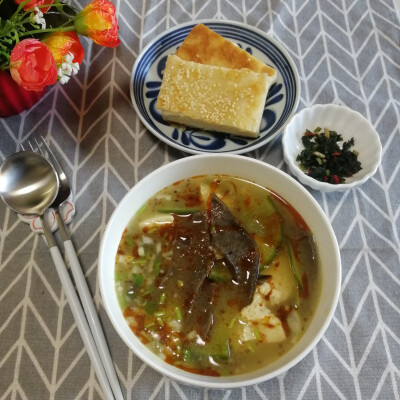 猪血烩豆腐，千层饼，咸韭菜。