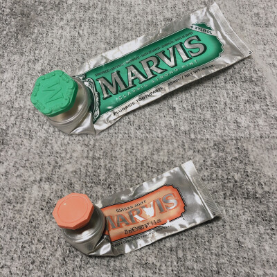 MARVIS牙膏
大支的设计真的一言难尽
不管用到多少就是很难挤
还是更喜欢小支的
又方便
而且个人感觉橙色的更好用
效果更好