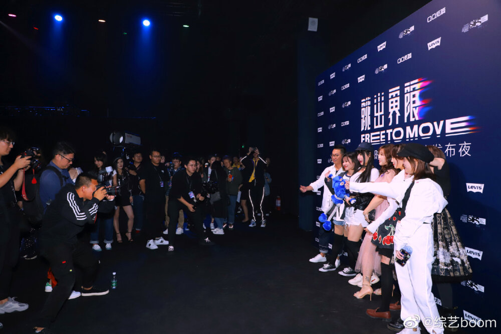 #时装周首个虚拟时尚博主走秀# 一边是努力营业在现实走秀的游戏虚拟偶像，一边是在现实穿上游戏虚拟服饰同款的玩家，虚拟时尚与现实时尚也许早已开始有所交融，互相影响。