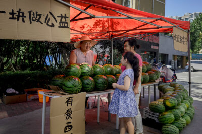 #中国网友半年捐了18亿# “爱心瓜摊”用这样的形式提醒我们，公益其实是随手的事。很赞！ #做好事很简单#