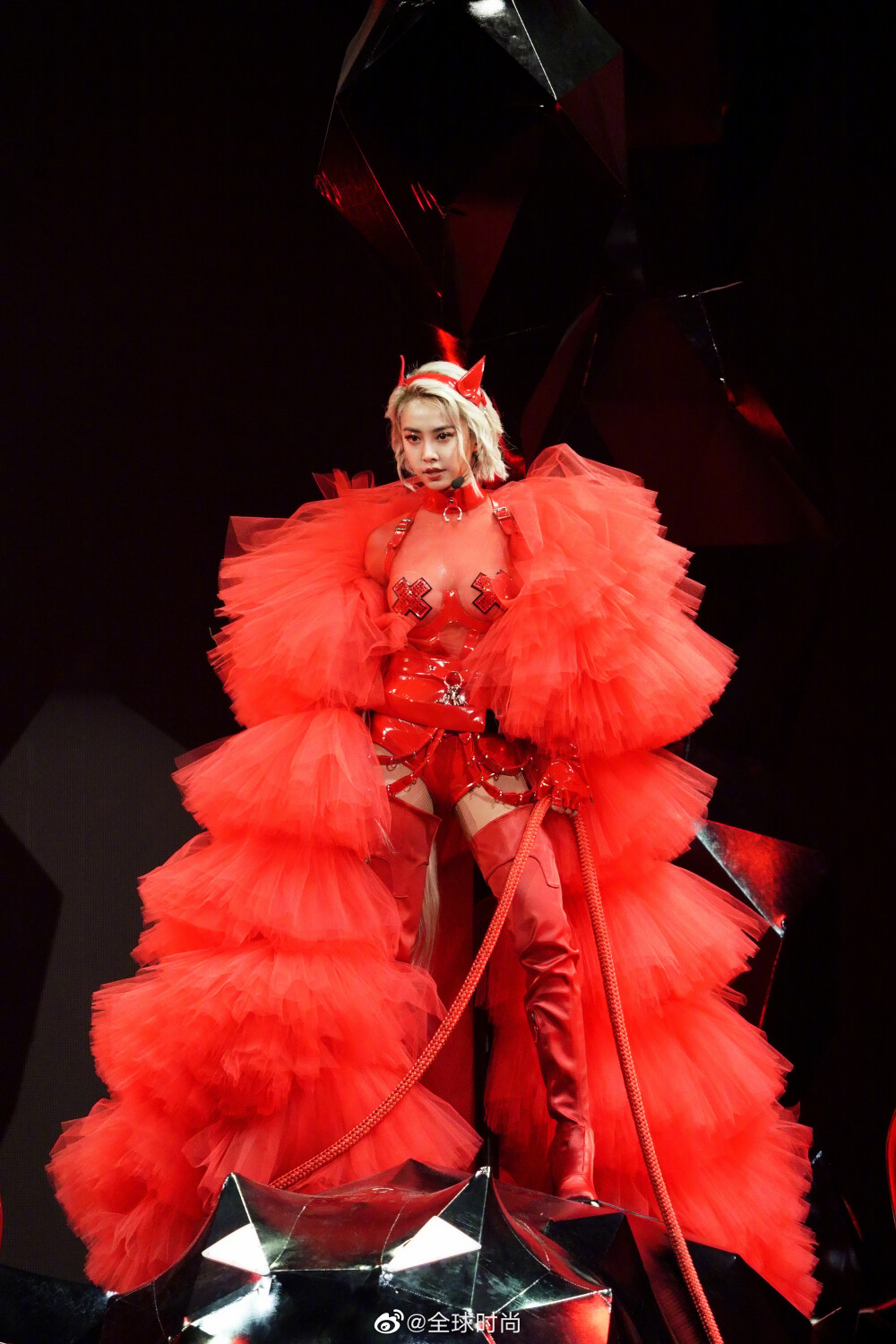 蔡依林红色透视装# 蔡依林《uglybeauty》演唱会造型,红色透视埔侣