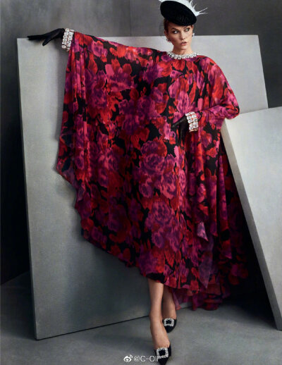  Vogue Spain December 2019: Karlie Kloss by Txema Yeste || 西班牙Vogue十二月刊，@KarlieKloss 身着Carolina Herrera套装登上封面，我很爱的摄影师Txema Yeste掌镜，复古名伶风非常适合Karlie，很美的一组～也…