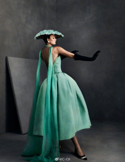  Vogue Spain December 2019: Karlie Kloss by Txema Yeste || 西班牙Vogue十二月刊，@KarlieKloss 身着Carolina Herrera套装登上封面，我很爱的摄影师Txema Yeste掌镜，复古名伶风非常适合Karlie，很美的一组～也…