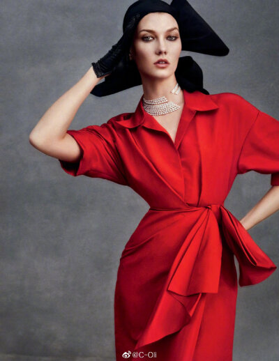  Vogue Spain December 2019: Karlie Kloss by Txema Yeste || 西班牙Vogue十二月刊，@KarlieKloss 身着Carolina Herrera套装登上封面，我很爱的摄影师Txema Yeste掌镜，复古名伶风非常适合Karlie，很美的一组～也…