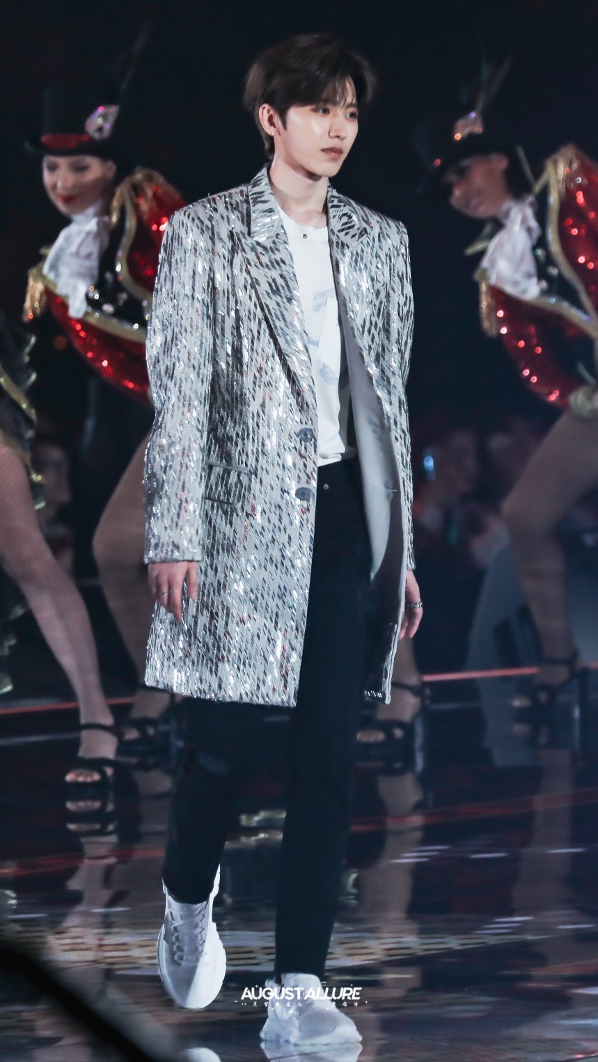 cr: augustallure_蔡徐坤 20191231江苏卫视跨年演唱会开场秀