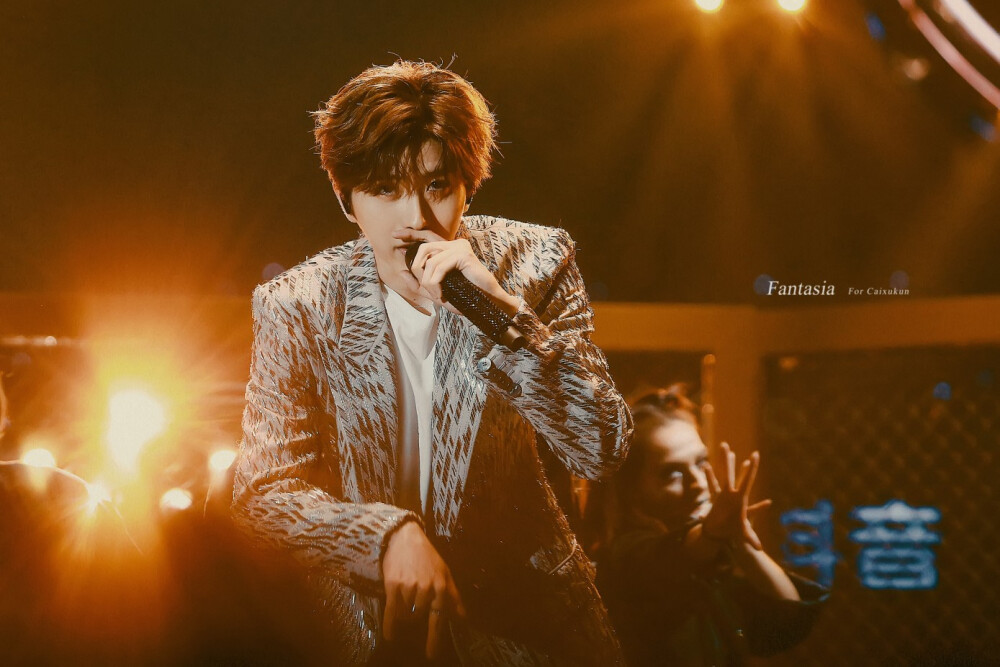 cr: fantasia802·蔡徐坤 20191231江苏卫视跨年演唱会 《蒙着眼》