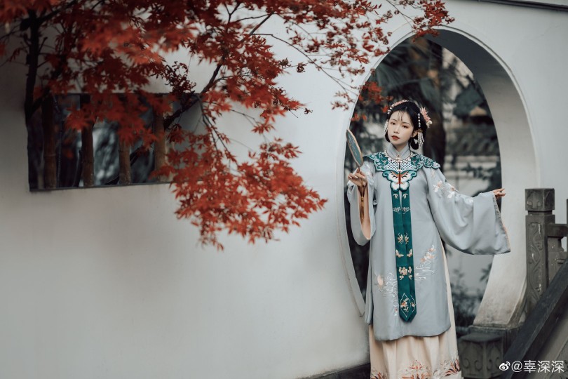 摄影@名柯__
出镜/妆造@辜深深
#重庆约拍##汉服写真# ​