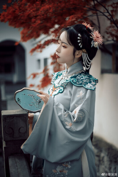 摄影@名柯__
出镜/妆造@辜深深
#重庆约拍##汉服写真# ​