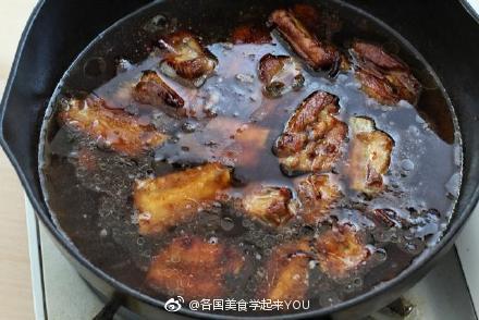 ◢红烧排骨炖土豆热乎乎的炖上一大锅，营养丰富，特别下饭。食材：排骨400克 土豆1个 大葱1小段 姜2片 青椒1/2个 冰糖10克 八角1个 生抽2汤匙 老抽1汤匙 料酒1汤匙 盐适量 清水适量 食用油适量、1.将排骨直接冷水下锅，大火煮开后撇去表面浮沫，捞出排骨沥干水分，或用厨房纸拭干表面水分2.土豆去皮切滚刀块，冲洗两遍去掉淀粉成分，浸泡于水中防止氧化变色3.青椒洗净去籽切成斜块，姜切小片、大葱切葱花，也可以用香葱4.锅中放少许油烧热，将排骨放入锅中小火煎至两面焦黄色5.放入冰糖小火翻炒至冰糖融化，再放入葱、姜和八角翻炒出香味6.调入生抽、老抽和料酒，翻炒至排骨上色7.添入足够量的清水没过