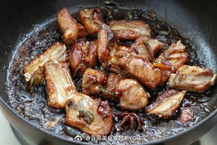 ◢红烧排骨炖土豆热乎乎的炖上一大锅，营养丰富，特别下饭。食材：排骨400克 土豆1个 大葱1小段 姜2片 青椒1/2个 冰糖10克 八角1个 生抽2汤匙 老抽1汤匙 料酒1汤匙 盐适量 清水适量 食用油适量、1.将排骨直接冷水下锅，大火煮开后撇去表面浮沫，捞出排骨沥干水分，或用厨房纸拭干表面水分2.土豆去皮切滚刀块，冲洗两遍去掉淀粉成分，浸泡于水中防止氧化变色3.青椒洗净去籽切成斜块，姜切小片、大葱切葱花，也可以用香葱4.锅中放少许油烧热，将排骨放入锅中小火煎至两面焦黄色5.放入冰糖小火翻炒至冰糖融化，再放入葱、姜和八角翻炒出香味6.调入生抽、老抽和料酒，翻炒至排骨上色7.添入足够量的清水没过