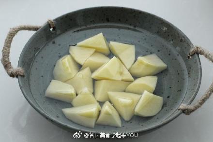 ◢红烧排骨炖土豆热乎乎的炖上一大锅，营养丰富，特别下饭。食材：排骨400克 土豆1个 大葱1小段 姜2片 青椒1/2个 冰糖10克 八角1个 生抽2汤匙 老抽1汤匙 料酒1汤匙 盐适量 清水适量 食用油适量、1.将排骨直接冷水下锅，大火煮开后撇去表面浮沫，捞出排骨沥干水分，或用厨房纸拭干表面水分2.土豆去皮切滚刀块，冲洗两遍去掉淀粉成分，浸泡于水中防止氧化变色3.青椒洗净去籽切成斜块，姜切小片、大葱切葱花，也可以用香葱4.锅中放少许油烧热，将排骨放入锅中小火煎至两面焦黄色5.放入冰糖小火翻炒至冰糖融化，再放入葱、姜和八角翻炒出香味6.调入生抽、老抽和料酒，翻炒至排骨上色7.添入足够量的清水没过