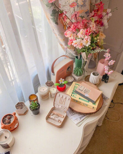 精致女孩的卧室✨ins：twirlingpages