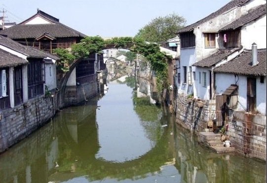 水乡景色秀，古韵写朦胧。思飘云物外 ，情入画图中。