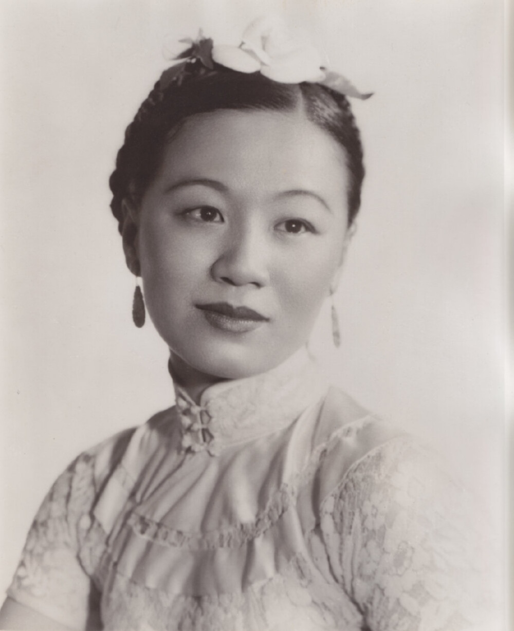 Li Ling-Ai | 美籍华裔电影制片人李灵爱 （1908-2003）
李女士1908年出生在夏威夷，并于1930年毕业于夏威夷大学。由她监制的纪录片《苦干》（Kukan）在1941年获得奥斯卡荣誉奖。
1937年中日战争爆发，为了呼吁大家筹款帮助中国抗战，李灵爱变卖珠宝首饰、参加筹款时装秀活动，并成功说服了美国摄影师Rey Scott到中国用彩色摄影记录中国战况，合力制作了纪录片《苦干》。导演Rey Scott走访重庆、贵州、兰州、西藏、戈壁等地，《苦干》记录了重庆大轰炸的情况，同时亦透过拍摄中国少数民族，向美国主流社会介绍了中国多样的面貌，所以《苦干》同时具历史和文化价值。