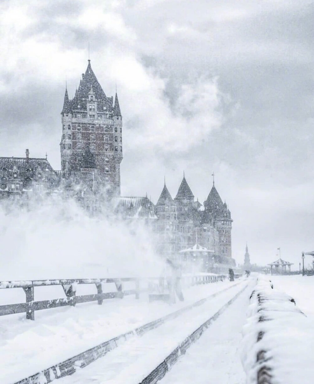 加拿大魁北克小镇的冬日雪景❄️
摄像师:@manucoveney 