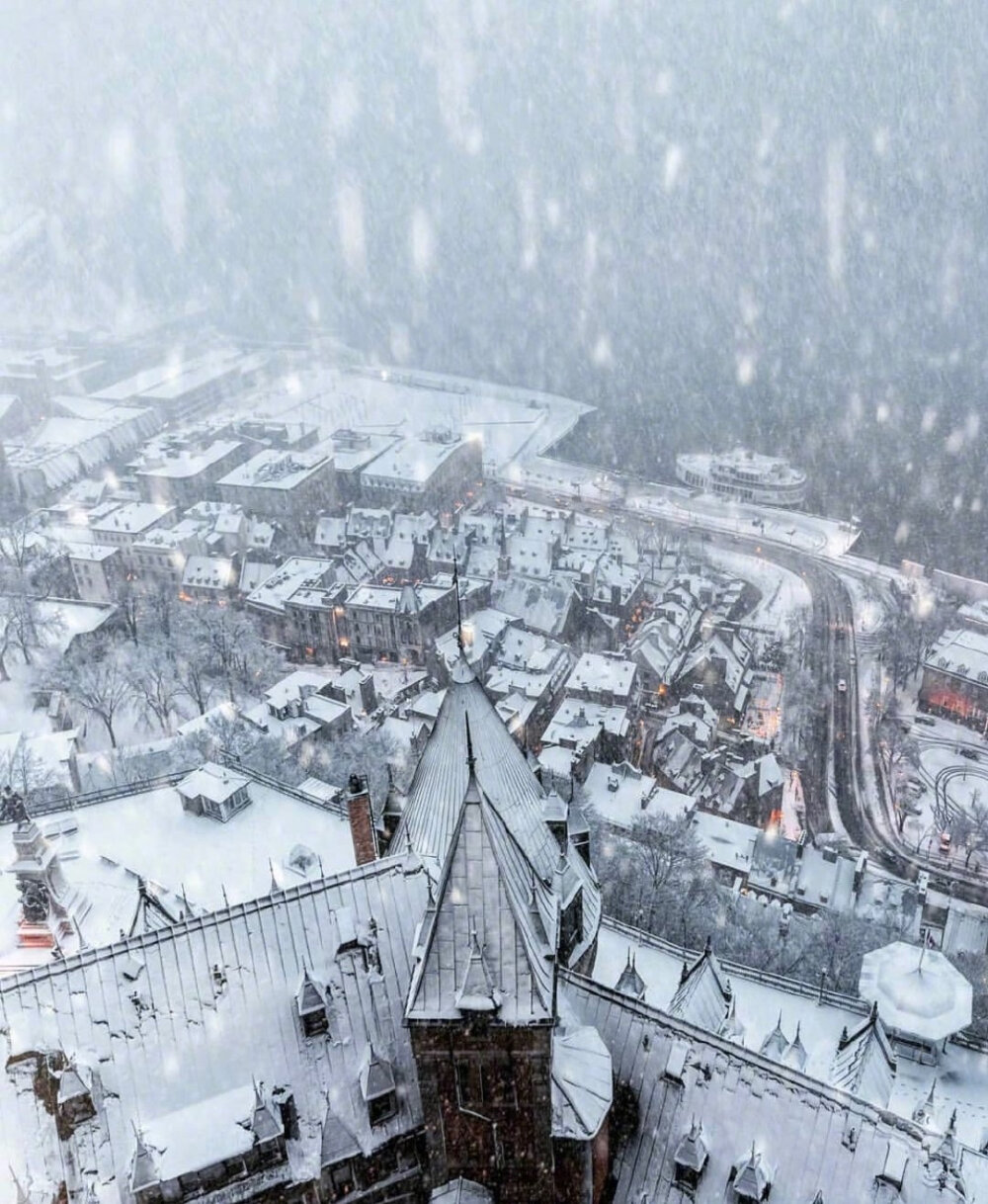 加拿大魁北克小镇的冬日雪景❄️
摄像师:@manucoveney 