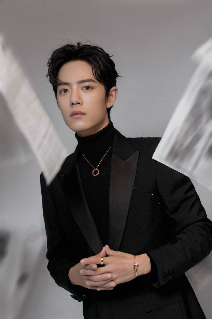 肖战 阅文盛典造型图，拿手的简洁套装造型，黑色系西服点缀闪亮细节，搭配着金色配饰， 简约不简单，高贵沉稳的型男格调~ ​​​